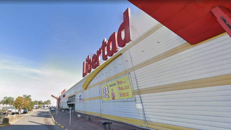 El hiper Libertad de zona sur de Rosario cambia de dueño y de nombre