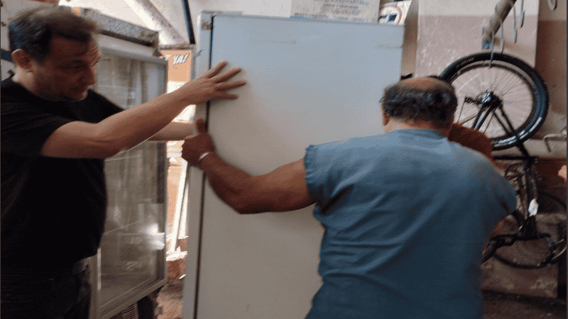 Entre los elementos otorgados se cuentan 11 heladeras, una enfriadora de bebidas, cinco mesas, 20 sillas, una cortadora de fiambre y una balanza digital.