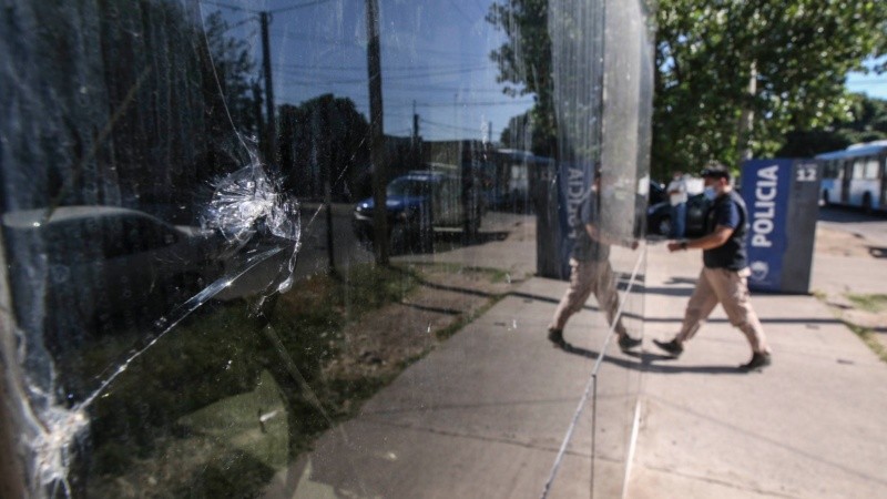 El frente de la comisaría baleado durante la madrugada.