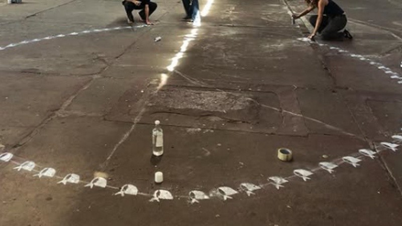 Ronda de pañuelos pintados en el patio (Ig: cegurruchaga).&nbsp;