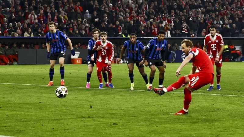 Kane marca de penal uno de sus dos tantos de la noche en Alemania. (EFE)