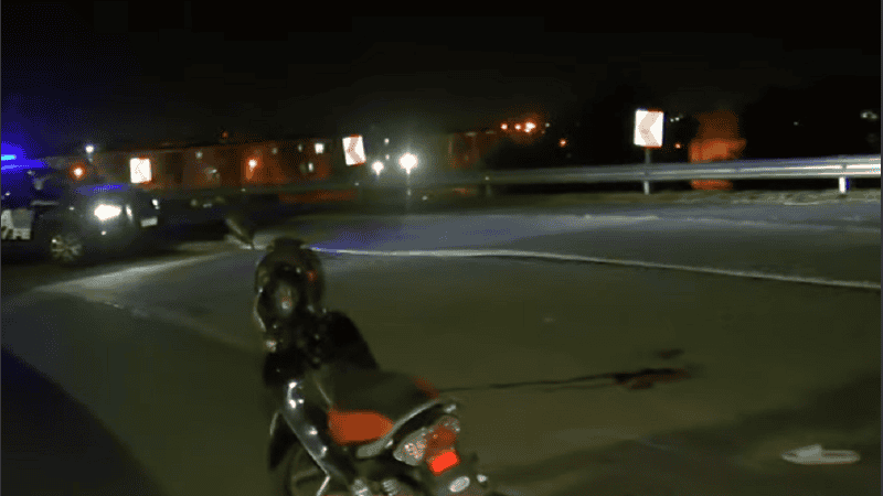La mujer fue embestida por otro motociclista que se dio a la fuga, poco después del vuelco del camión.