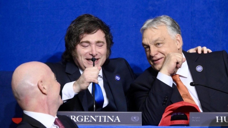 Milei y Orban cantando juntos en la reunión convocada por Trump en EE.UU.