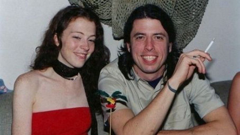 Grohl y la joven bajista fueron novios a comienzos de los 2000.