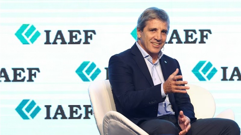 Luis Caputo detalló la estrategia para cubrir los vencimientos de deuda en el corto y mediano plazo sin acudir a los mercados internacionales.