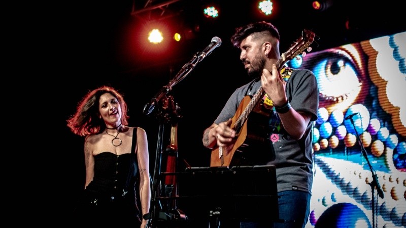 &nbsp;Su acercamiento al cancionero argentino y latinoamericano junto a composiciones propias produce una experiencia intimista 