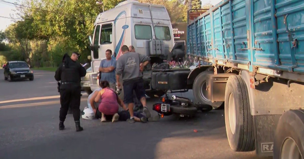 Camión atravesado sobre avenida Perón tras chocar a una moto