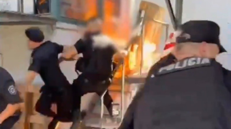 El momento del incendio: el vigilador estaba rociado con combustible y un policía intentó reducirlo con una pistola Taser.