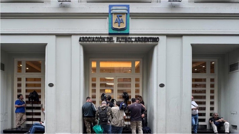 El juzgado ya ordenó más de 30 allanamientos simultáneos en distintos puntos del país, incluyendo el predio de Ezeiza, la Superliga y varios clubes de Primera y Ascenso. EFE