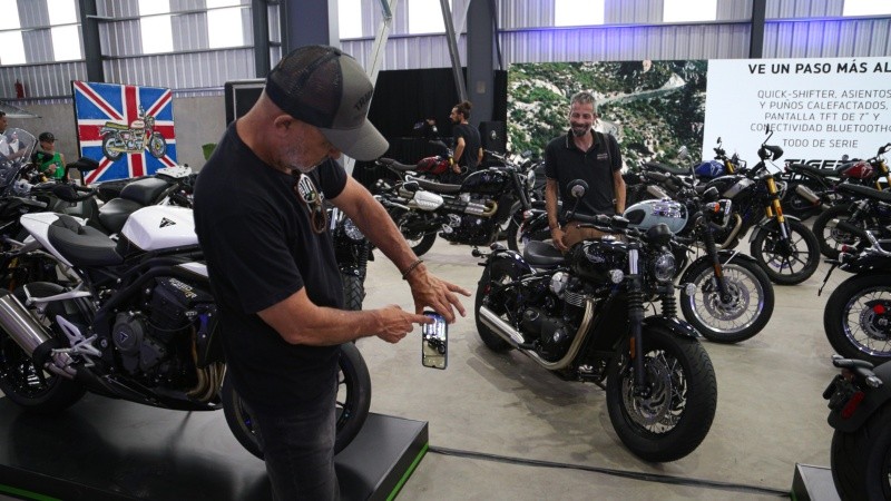 Las motos también tienen su espacio en el Salón del Automóvil (Alan Monzón/Rosario3)