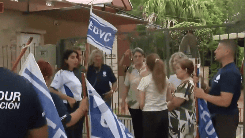 Reclamo pacífico en Capitán Bermúdez por salarios impagos y falta de fondos nacionales.