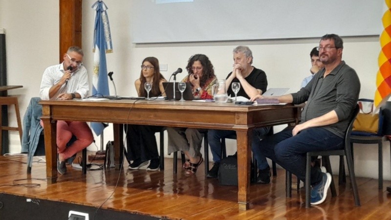 Parte II: el coordinador Kahan, los expositores Salvi, Raggio, Feierstein y Confino, y el relator Lvovich.