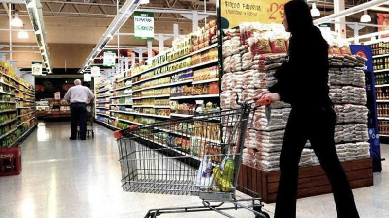 Balance dispar del consumo masivo: cayeron las ventas en supermercados y subieron las mayoristas.