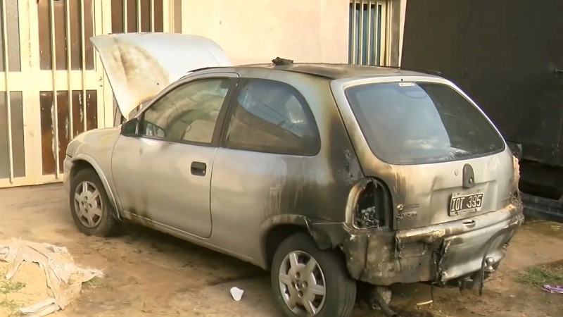 Quemaron el auto de una familia que se dedica a vender sándwiches y necesita el vehículo para trabajar