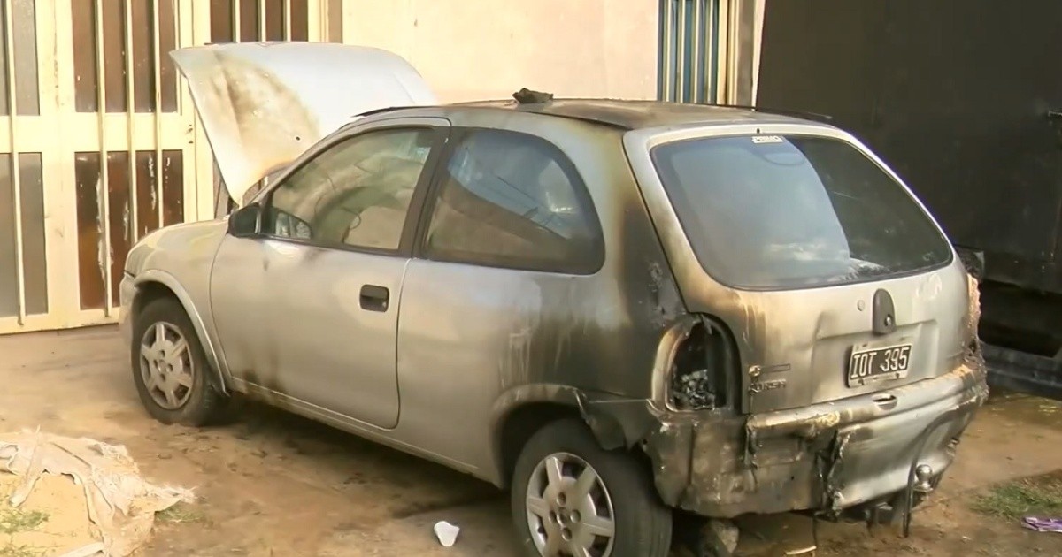 Auto incendiado de una familia con emprendimiento gastronómico en Granadero Baigorria