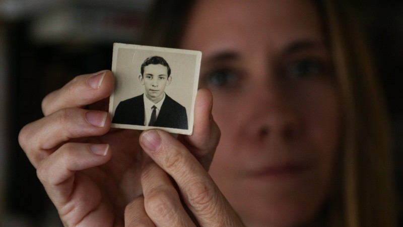 &nbsp;&nbsp;Soledad Nívoli junto a una foto de un jovencísimo Mario, su padre, cuyos restos serán restituidos en los próximos meses. (Foto: Alan Monzón/Rosario3)