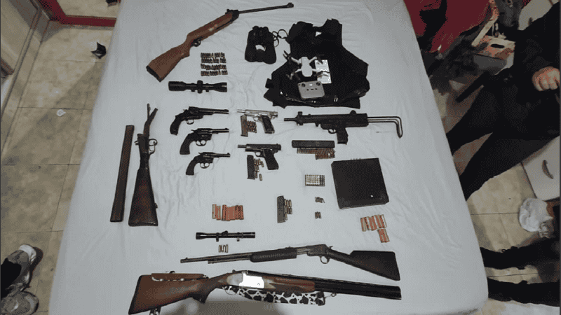 En el operativo hallaron un arsenal de armas de todo tipo.