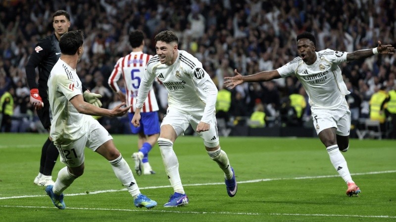 Valverde y Vini Junior, los goleadores de la noche en el Bernabéu. (EFE)