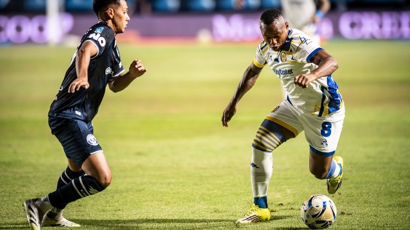 Un intento de Campaz por izquierda durante el primer tiempo en el Gargantini. (Rosario Central)