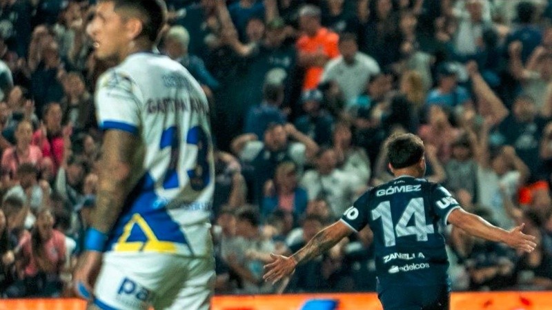 Gómez lo grita y Ávila sufre el 1-0 parcial. (Independiente Rivadavia)
