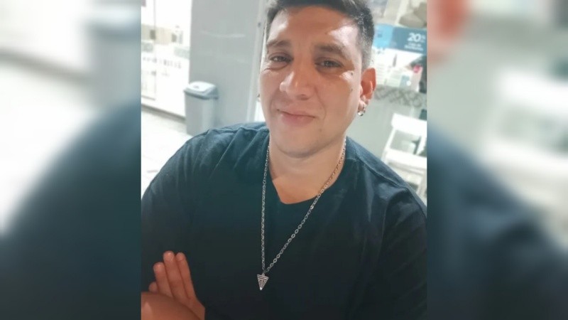 Pablo O., el vigilador de 36 años que permanece internado en terapia intensiva tras prenderse fuego.