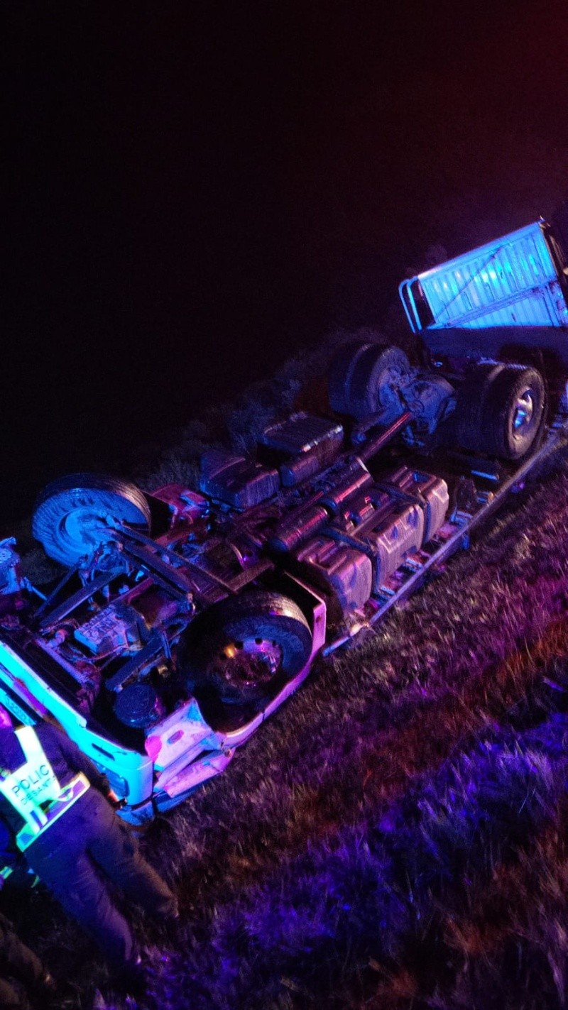 Así terminó el camión volcado.