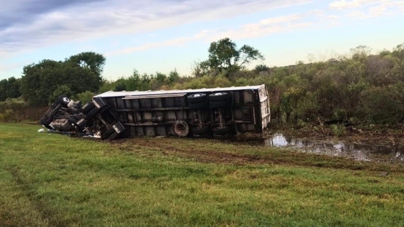 Así quedó el camión tras el vuelco en la autopista Rosario-Santa Fe
