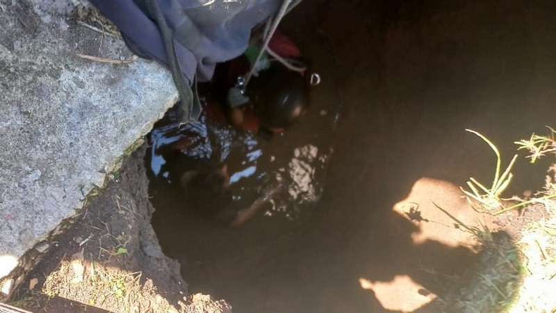 Bomberos Zapadores trabaja en contener al hombre hasta poder rescatarlo.