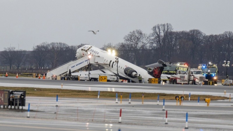 La aeronave de Air Canada siniestrada en la pista. (EFE)