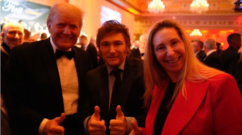Donald Trump, junto a los hermanos Javier y Karina Milei en la CPAC 2024.&nbsp;
