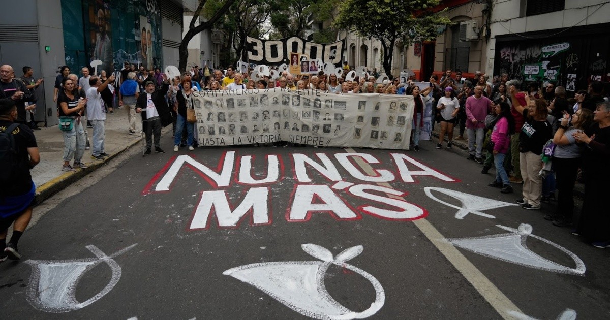A 50 años del golpe: multitudinaria vigilia en la plaza 25 de Mayo ...