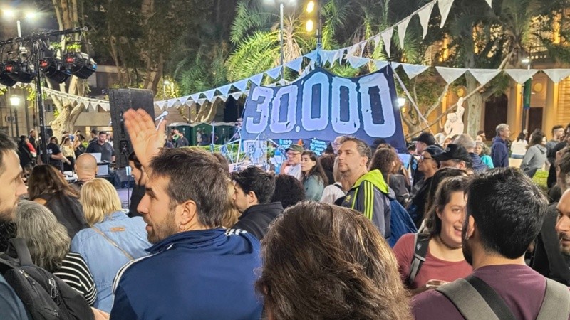 La vigilia en la plaza 25 de Mayo este lunes a la noche.