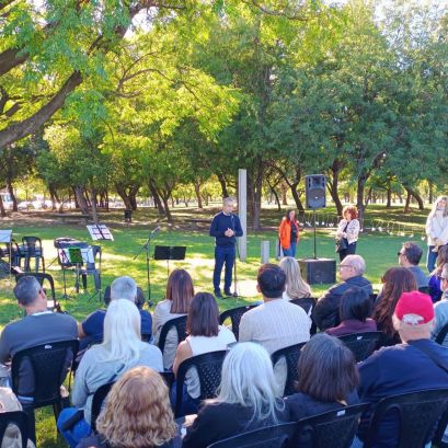 El intendente participando de la plantación de árboles.