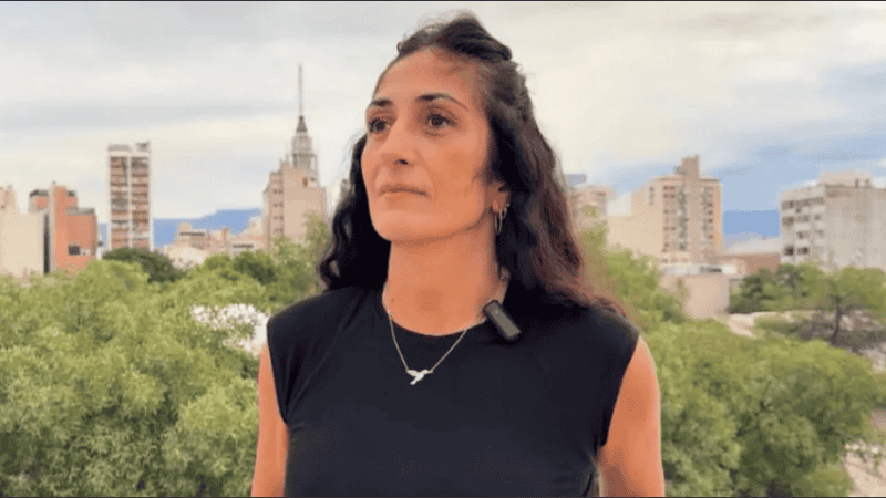 Es hija de María del Carmen “Pichona” Moyano y de Carlos Poblete, ambos militantes de Montoneros que fueron secuestrados por la dictadura entre abril y mayo de 1977 en Córdoba.