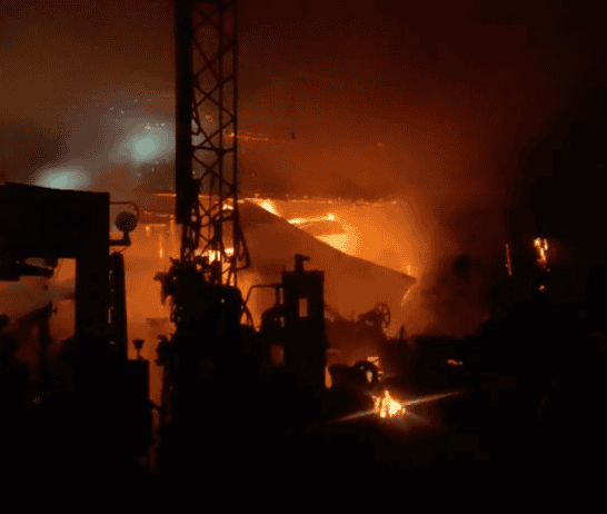 Bomberos trabajando en el incendio.