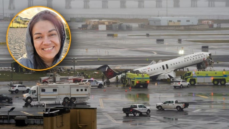 La azafata estaba sentada detrás de los pilotos en su asiento de salto.