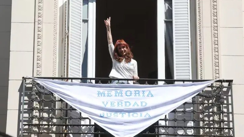 &nbsp;Cristina Kirchner saludando a los manifestantes desde el balcón de su departamento del barrio porteño de Constitución, en el marco de la movilización por los 50 años del golpe de Estado.