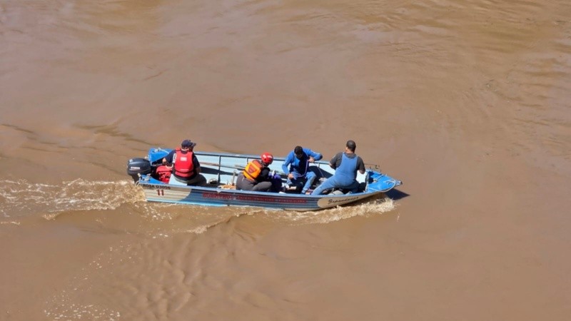 Bomberos y Buzos Tácticos participaron del rastrillaje para ubicar y señalizar el camión sumergido.