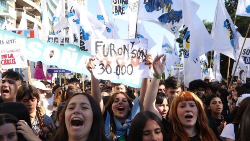 Manifestantes se dirigen hacia Plaza de Mayo para sumarse a la concentración general.