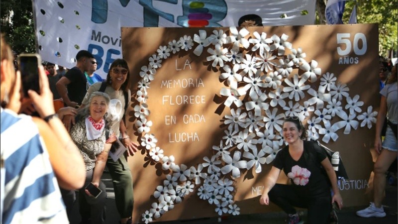 Manifestantes en la Plaza San Martín, en la previa a la Marcha por Memoria, Verdad y Justicia.