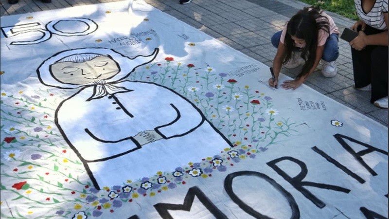 Banderas y pañuelos blancos, símbolos de la memoria.