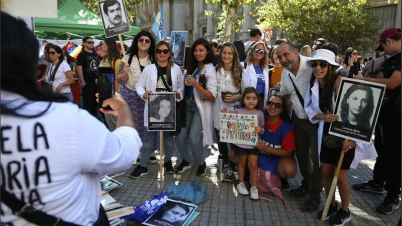 Carteles con los rostros de las personas desaparecidas durante la última dictadura militar.