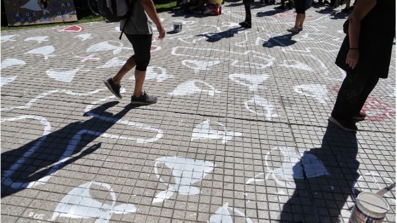 Pañuelos blancos, símbolo de Madres y Abuelas en la Plaza San Martín.