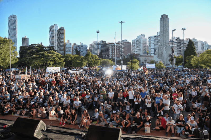 Al cierre de la movilización, una multitud participó del acto de cierre frente al Monumento (Alan Monzón/Rosario3)&nbsp;