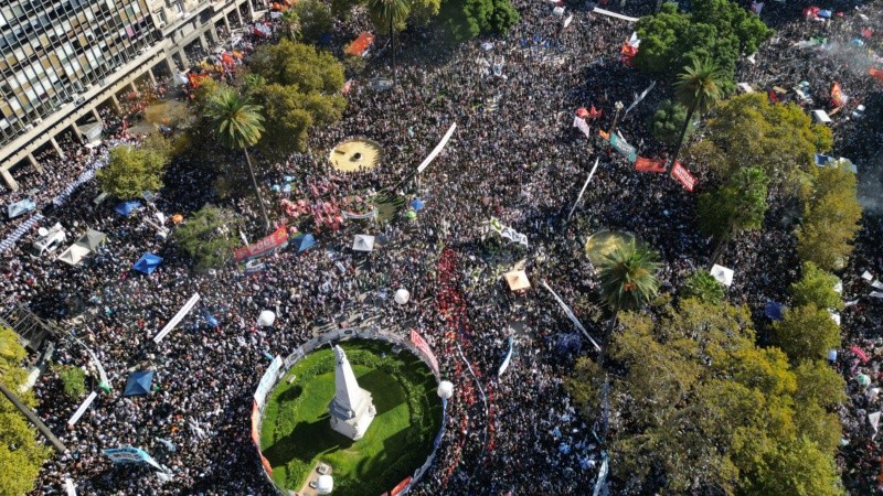 Miles de personas llenaron la Plaza de Mayo.