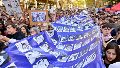 Largas columnas de gente con banderas y carteles marcharon en Buenos Aires el pasado 24 de marzo, a 50 años del golpe militar.