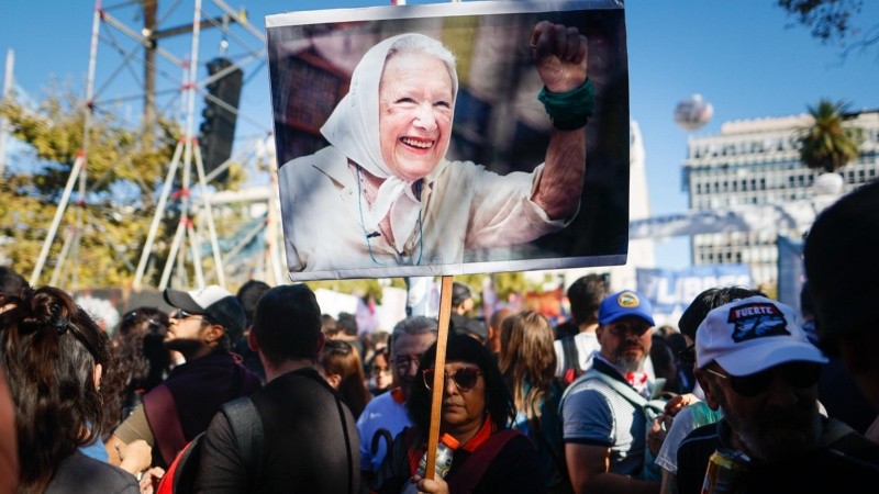 Una imagen recuerda a Nora Cortiñas, una de las fundadoras de Madres de Plaza de Mayo.