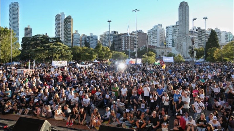El reclamo de la multitud en el Monumento a la Bandera: Memoria, Verdad y Justicia.