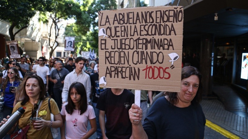 La marcha en Rosario fue masiva y cargada de consignas.