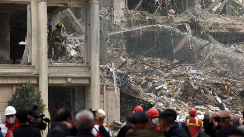 Un grupo de rescatistas trabaja entre los escombros de un edificio que fue atacado por Estados Unidos e Israe en el noreste de Teherán.